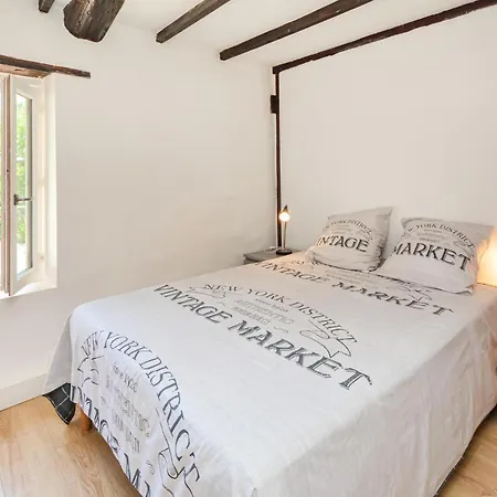 4 Bedroom Gorgeous In Pujaut