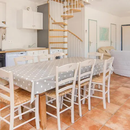 4 Bedroom Gorgeous In Pujaut
