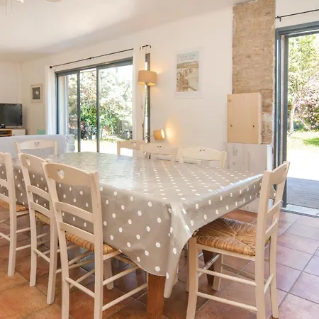 4 Bedroom Gorgeous In Pujaut