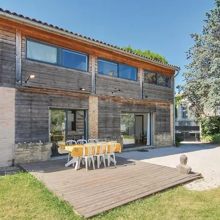 Holiday home Awesome In With Kitchen Pujaut
