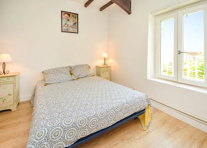 4 Bedroom Gorgeous In Pujaut