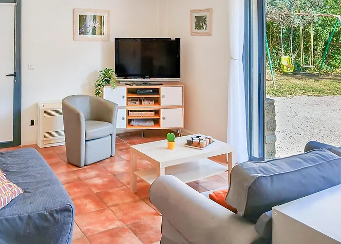 4 Bedroom Gorgeous In Pujaut